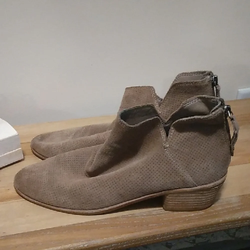 Stylish Tan Ankle Booties - Picture 1 of 7